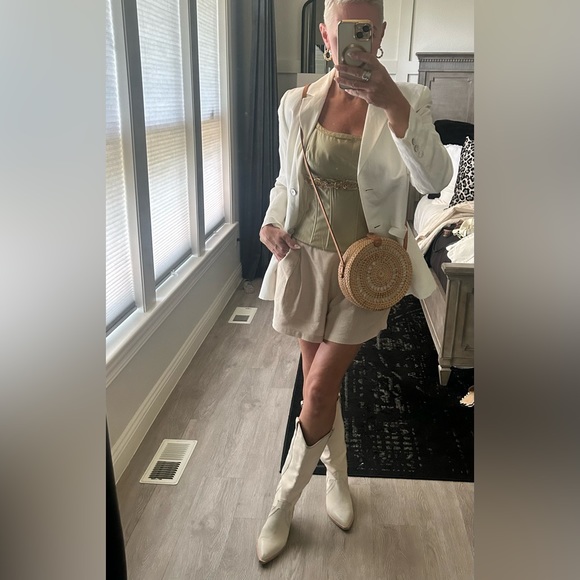 Meet your Posher - Picture 10 of 16